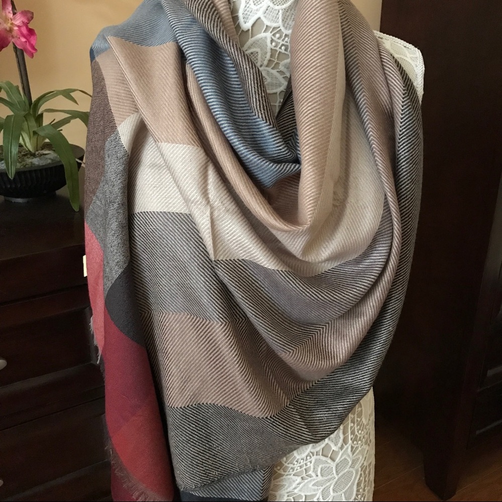 NWT Burberry 100% Cashmere Shawl Wrap